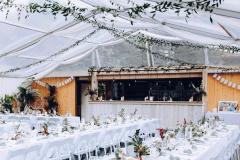 Huwelijksfeest in een transparante tent